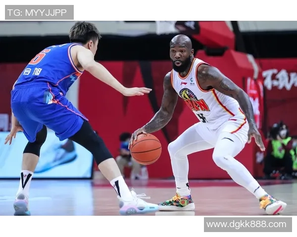 广州篮球队在欧锦赛中的战术表现分析与点评探讨